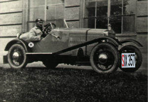 Automobil wyposażony w oznakowanie rejestracyjne